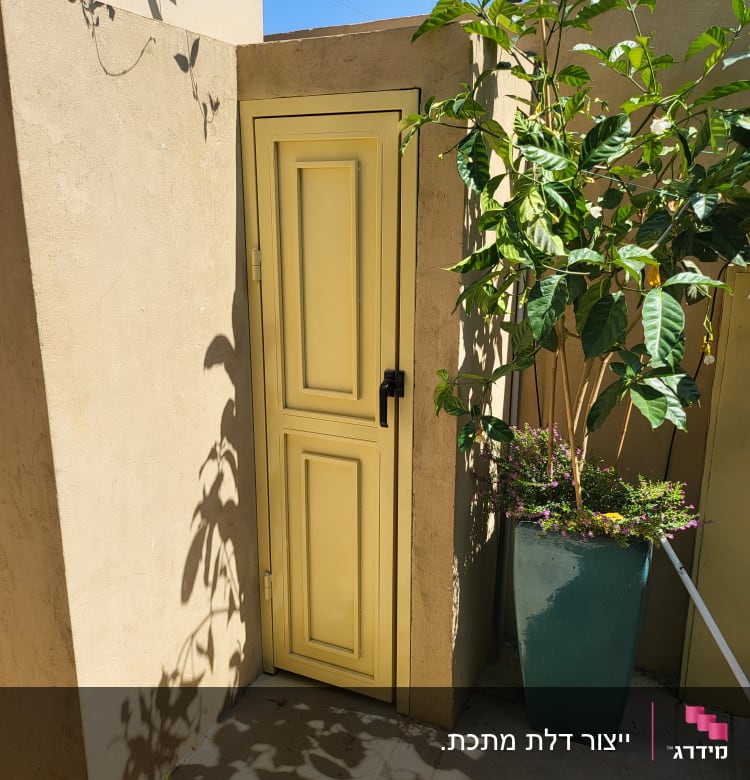 דלת צהובה במסגרת קיר חיצוני